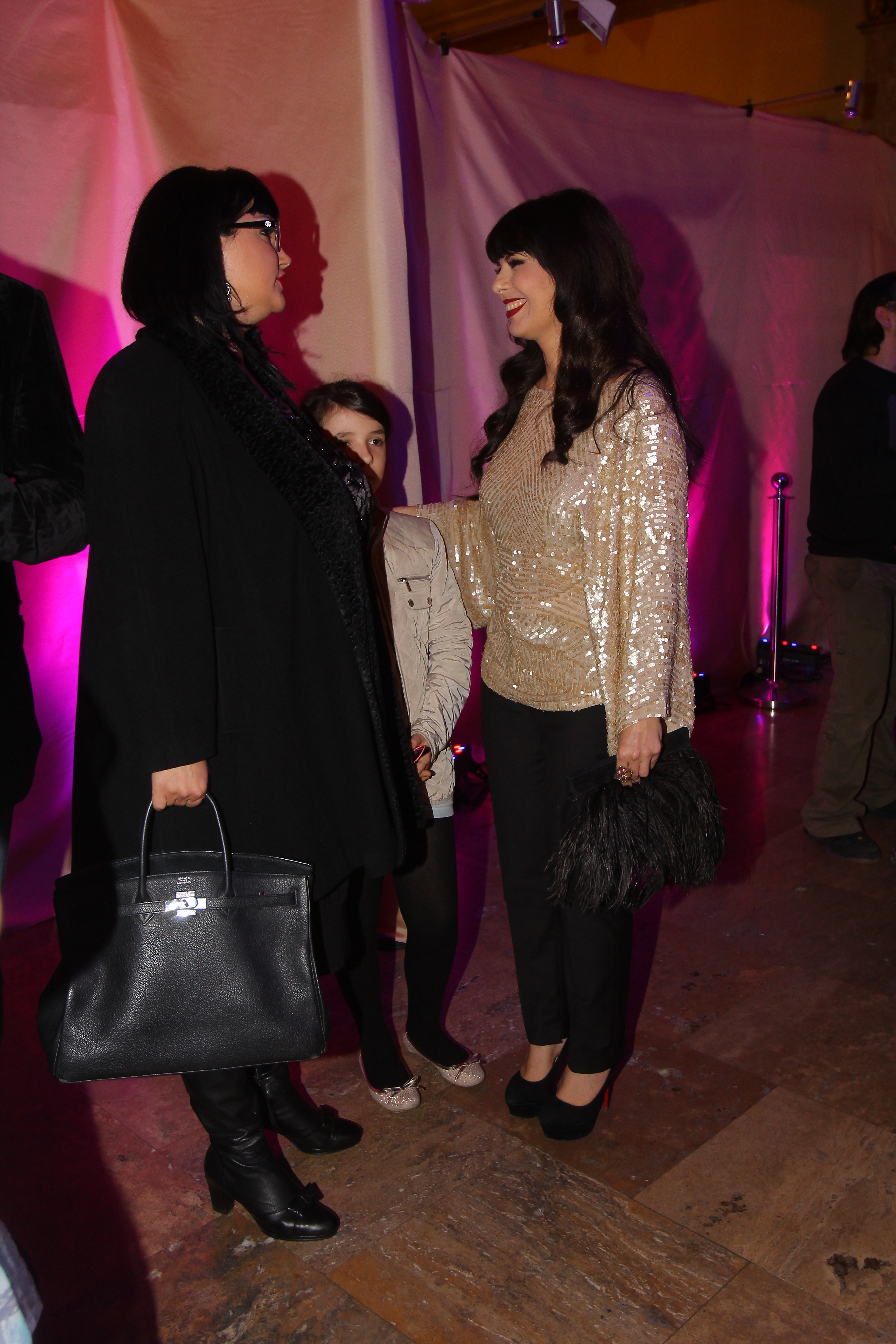 Artista poarta o geanta replica dupa una foarte scumpa