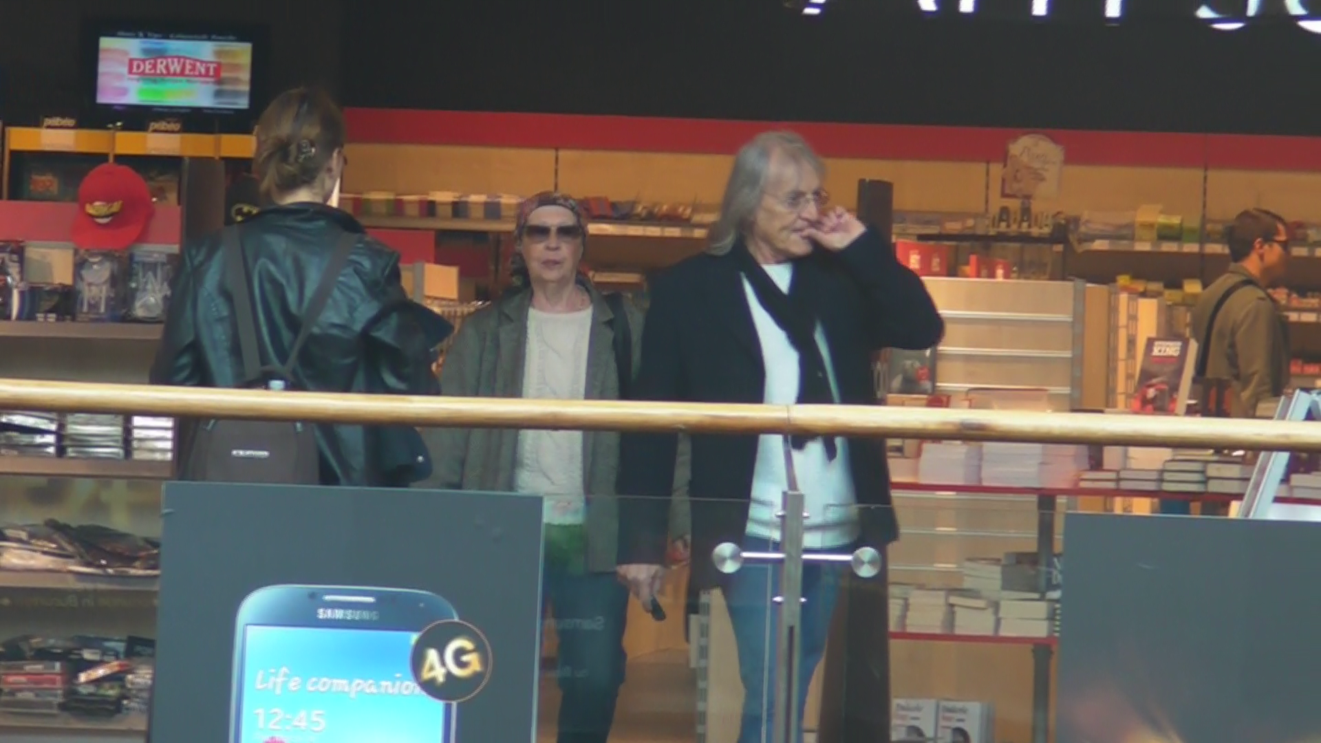 Cantaretul si sora lui viziteaza si un magazin tip librarie insa fara sa cumpere nicio carte