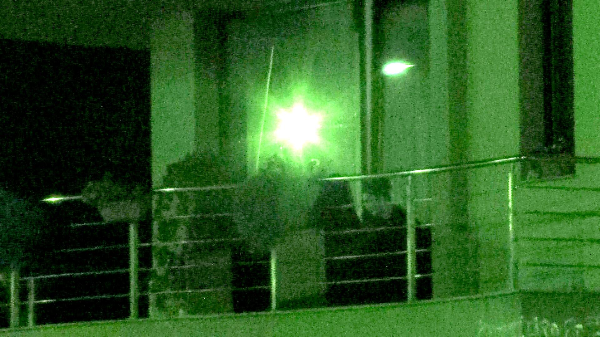 Ilinca si prietena ei au stat de vorba pe terasa, in blocul detinut de tatal lui Marica