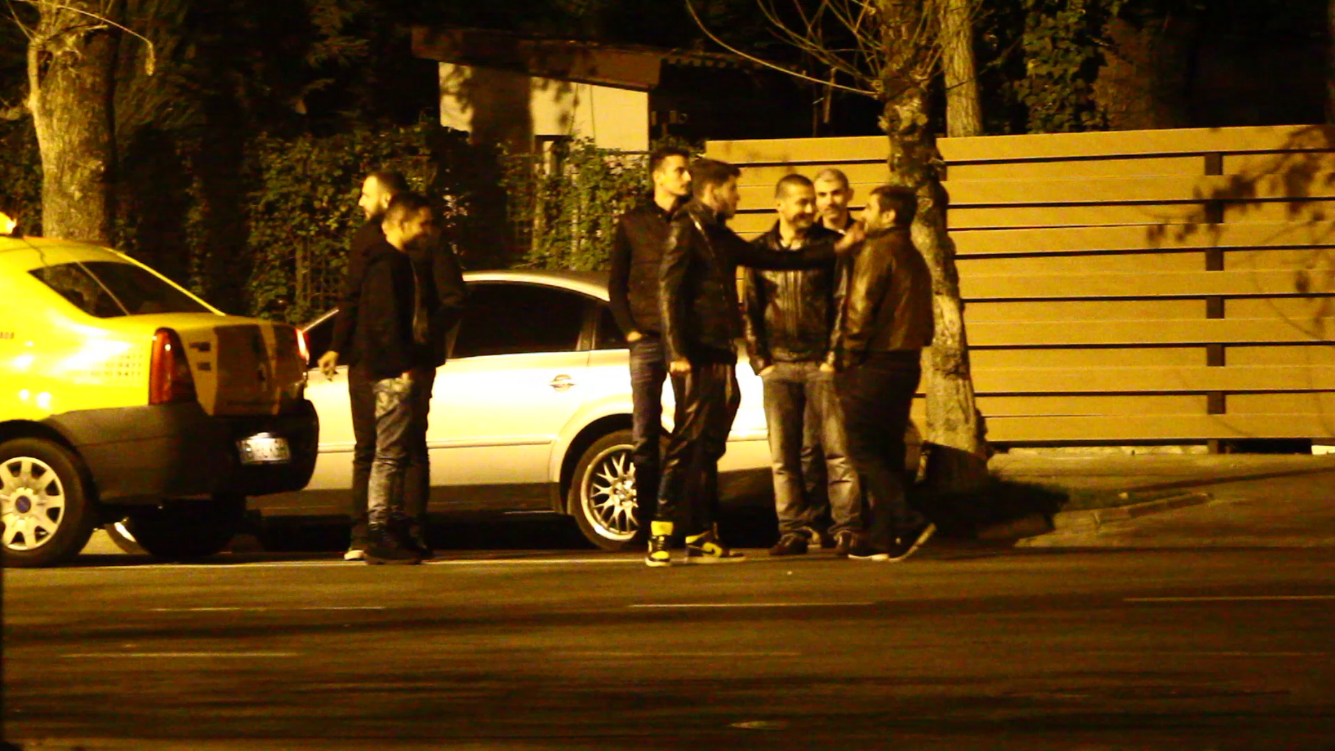 Radut sta de vorba cu baietii in fata unui restaurant cunoscut din Capitala