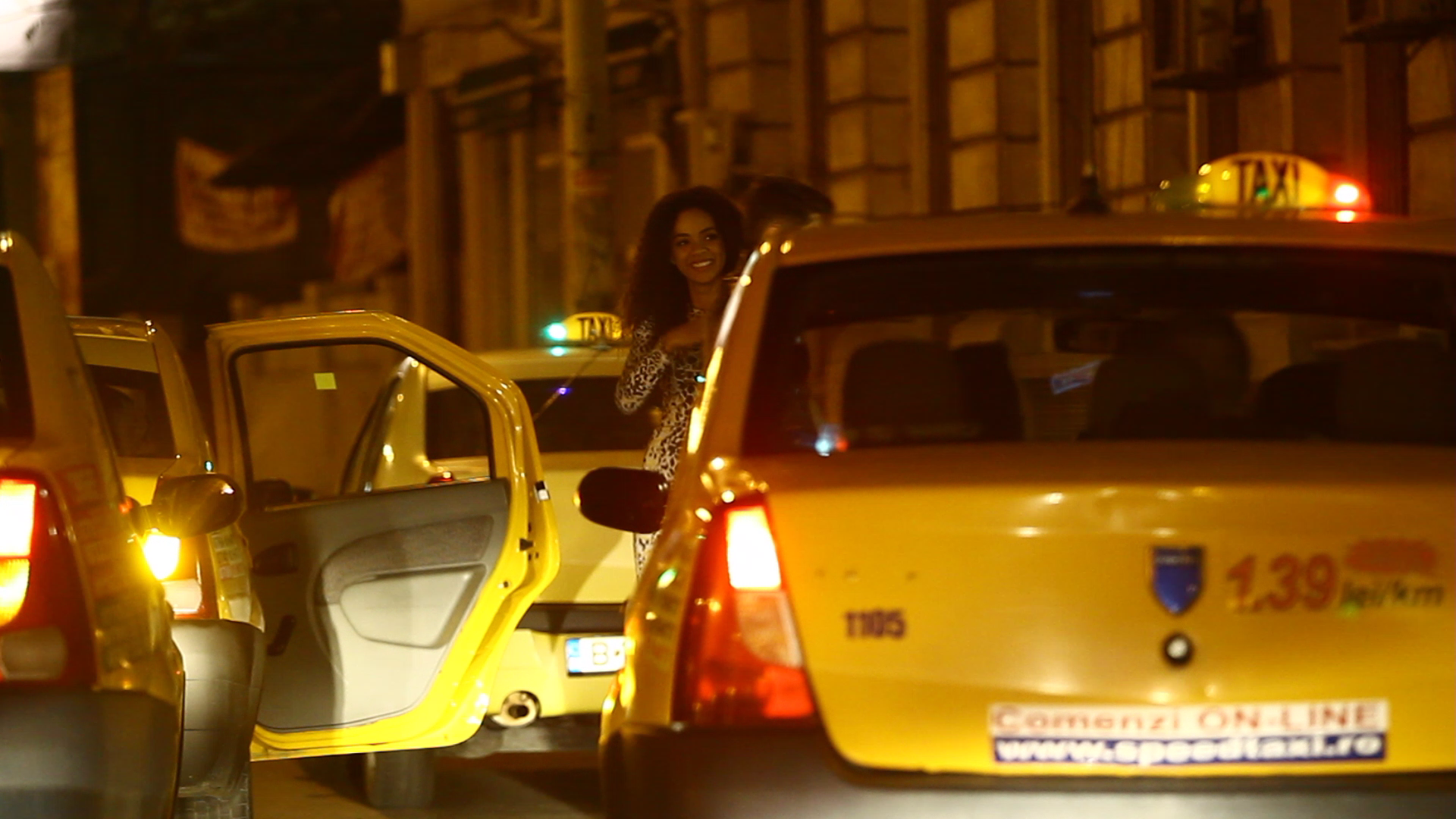 Agnes isi ia ramas bun de la fotbalist, sarutandu-l si imbratisandu-l discret