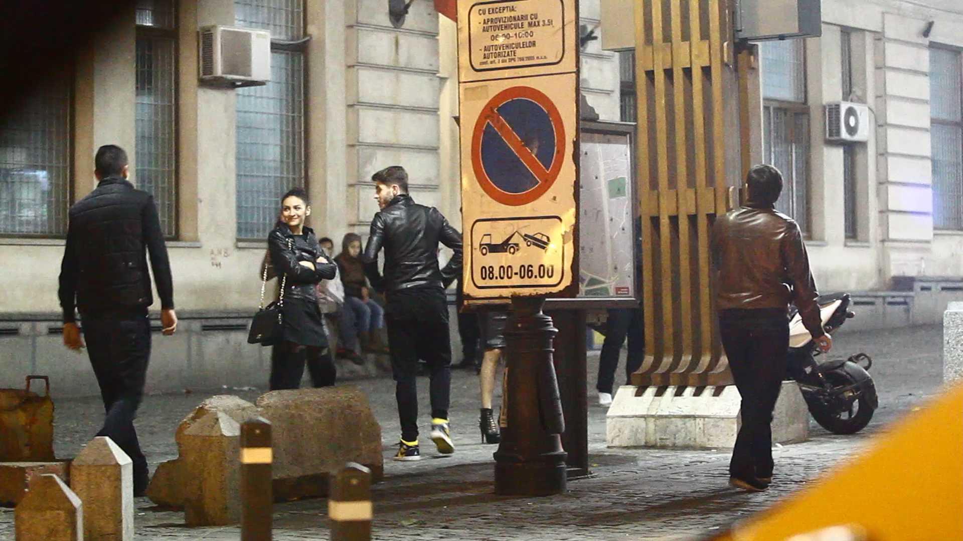 Sportivul se uita in urma dupa masina in care s-a urcat mulatra