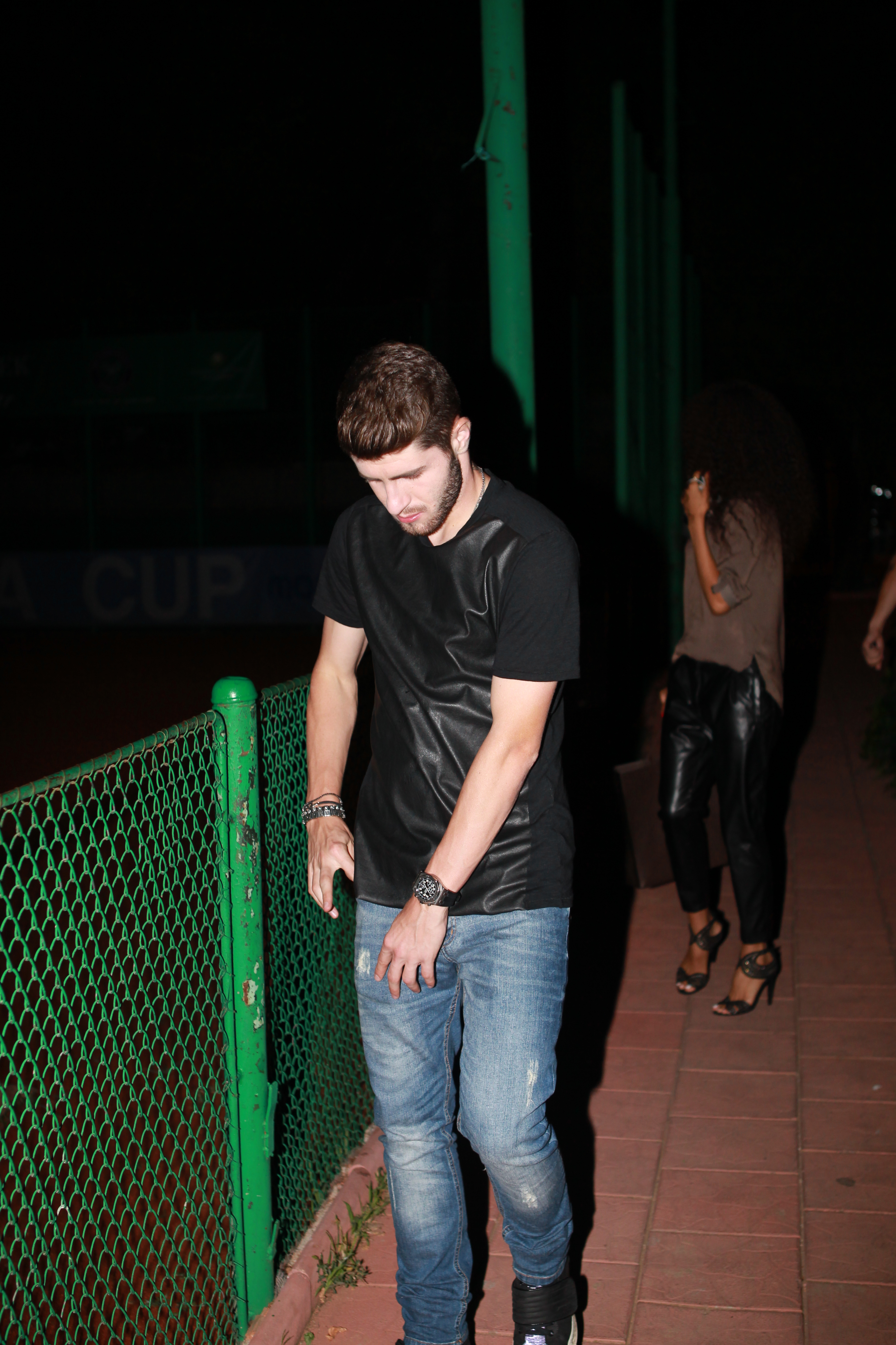 Radut incearca sa vorbeasca cu Agnes in fata localului unde amandoi se distrasera