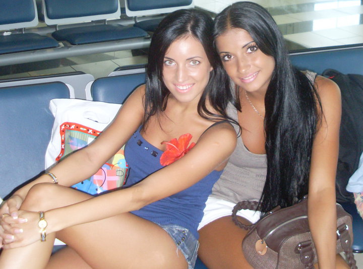 Elena si sora sa sunt cele mai bune prietene