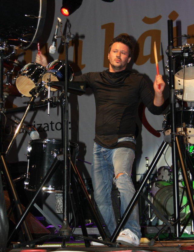 Cici de la Sistem a lasat butoaiele pentru a bate toba prin politica!