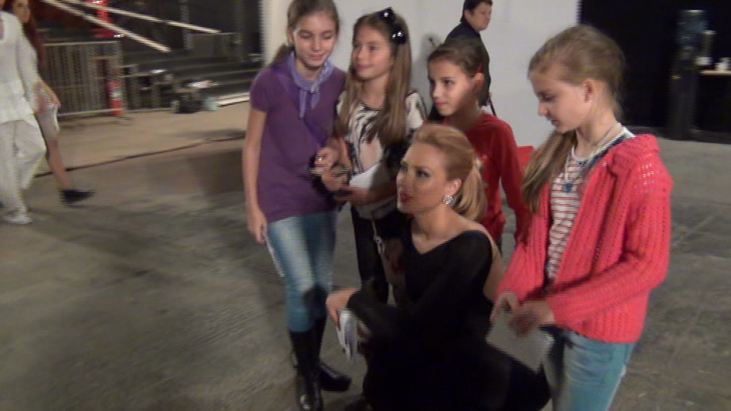 Iulia Vantur a fost asaltata de fanele sale