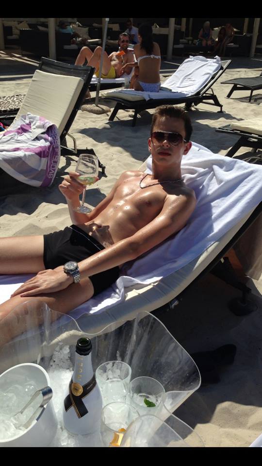 Franco Baronu este un tip de bani gata, dar care munceste cu tatal sau pentru viata de lux pe care o duce