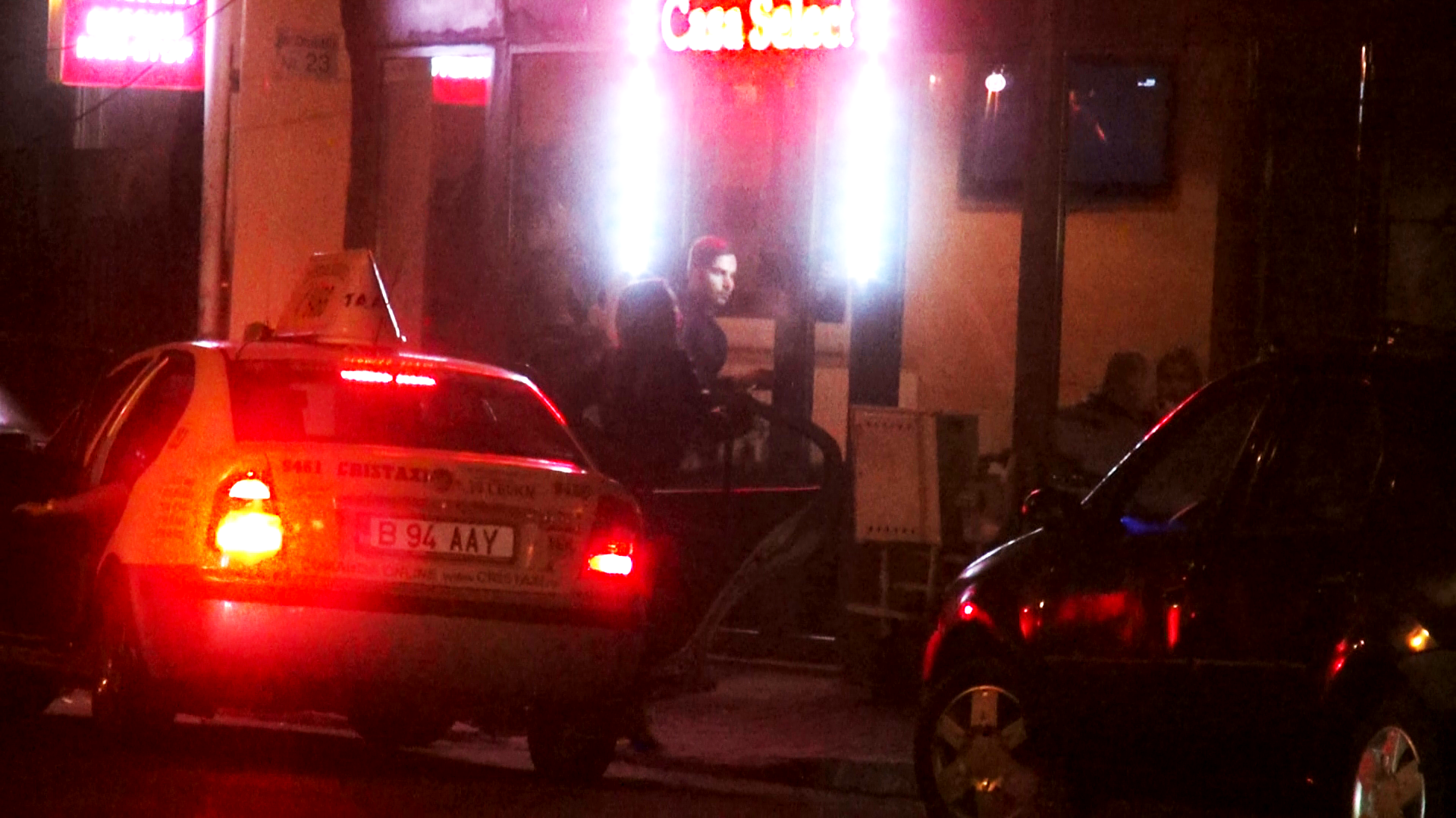 Artistul paraseste clubul si intra intr-un restaurant pentru a se drege cu o ciorba