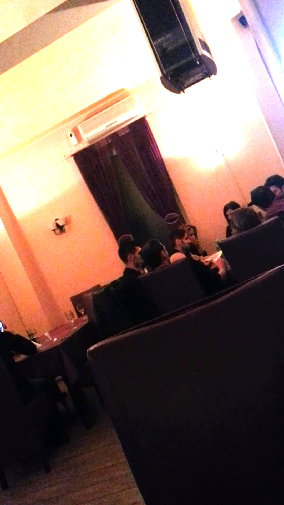 Randi a stat la masa cu cativa prieteni, printre care si cateva domnisoare