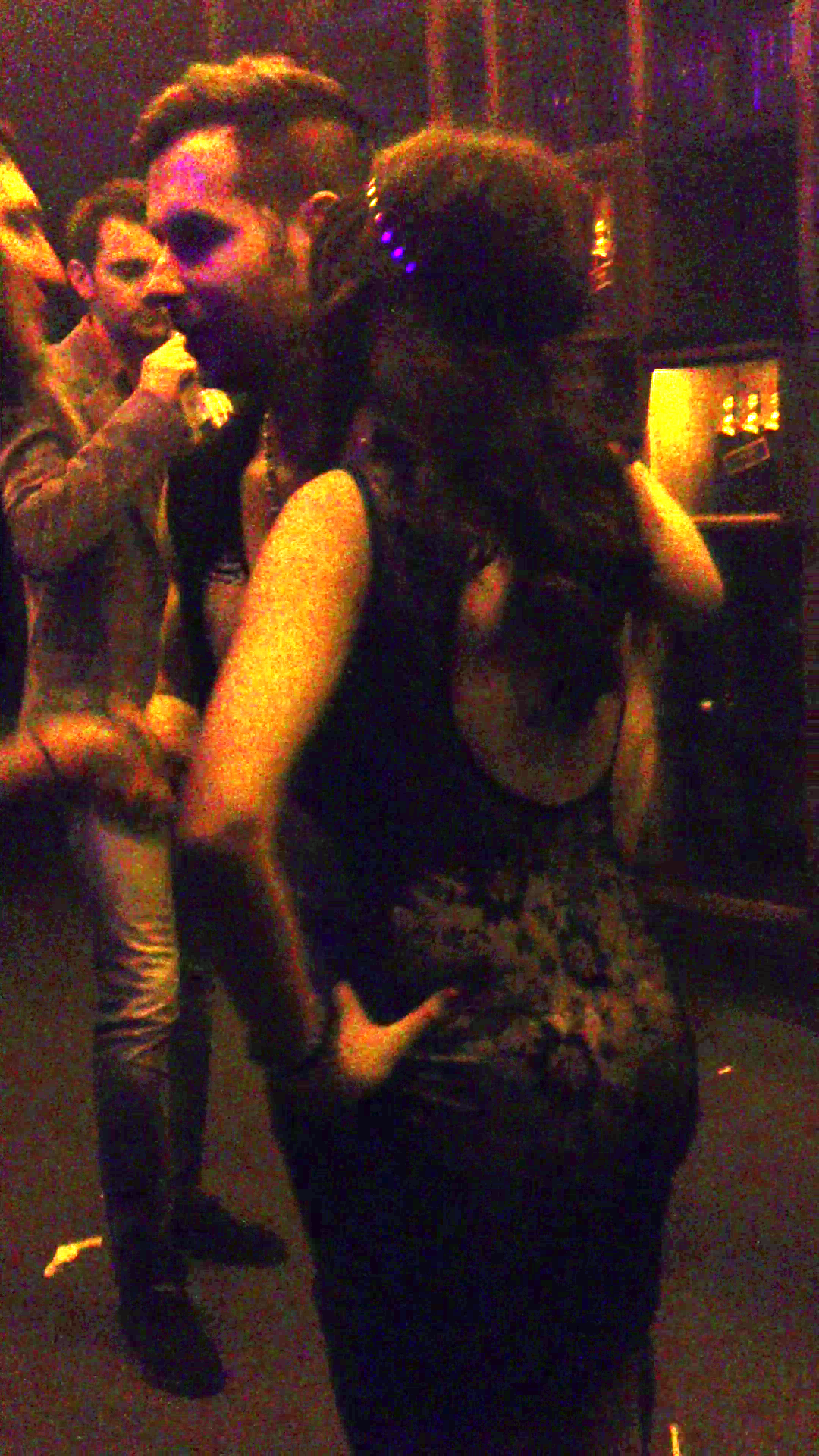 In fata toaletei este oprit de o tanara care ii sopteste ceva la ureche