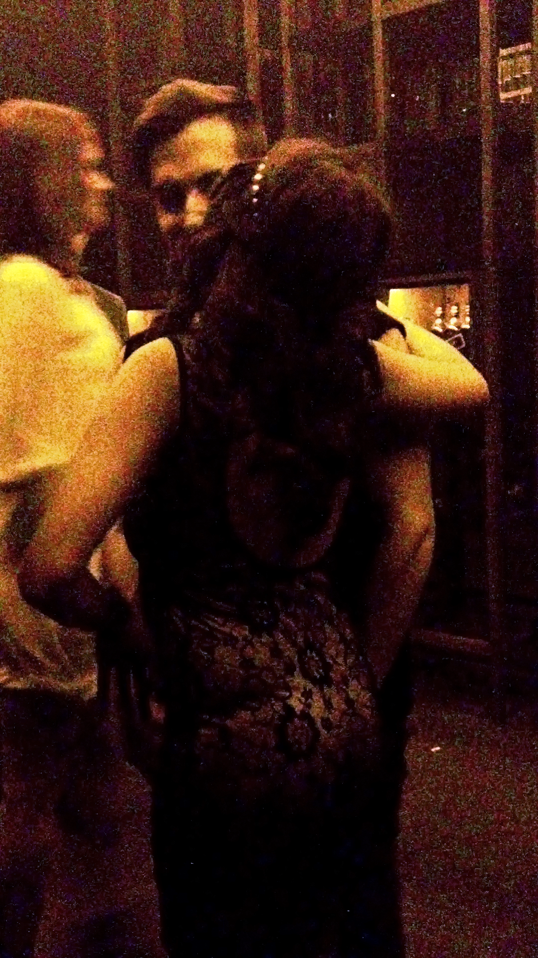 Artistul nu ramane indiferent la insistetele tinerei