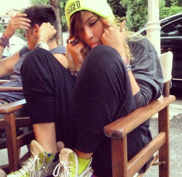 Tanara nu-si poarta creatiile, dar si-a facut un stil vestimentar propriu