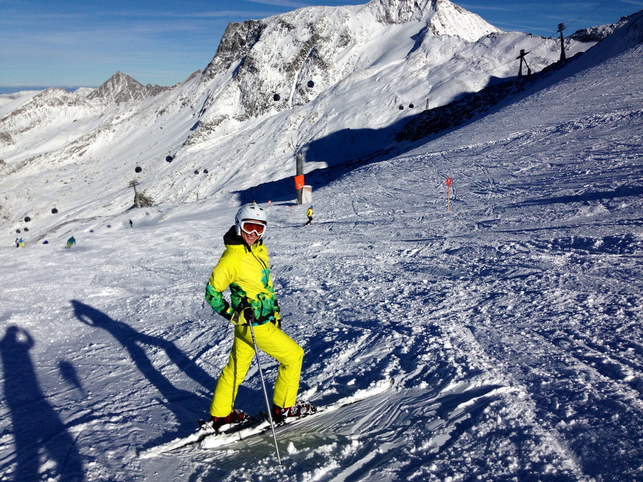 Andreea a mers pe partie intr-un costum foarte colorat