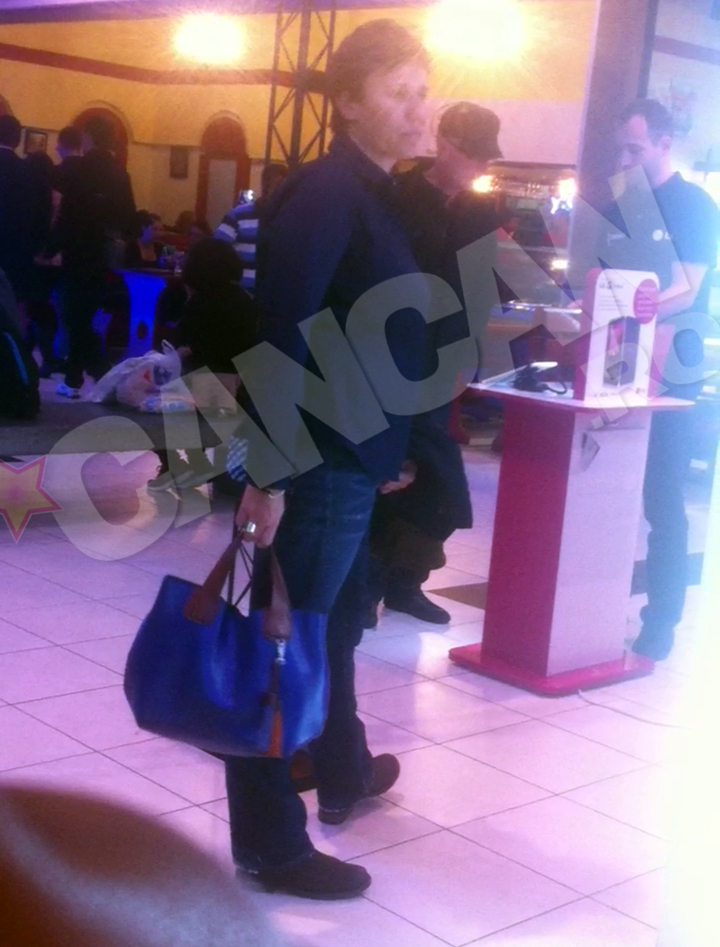 La iesirea din magazin, cei doi au fost protagonistii unei scene neplacute: alarmele au inceput sa urle cand au trecut prin dreptul usilor