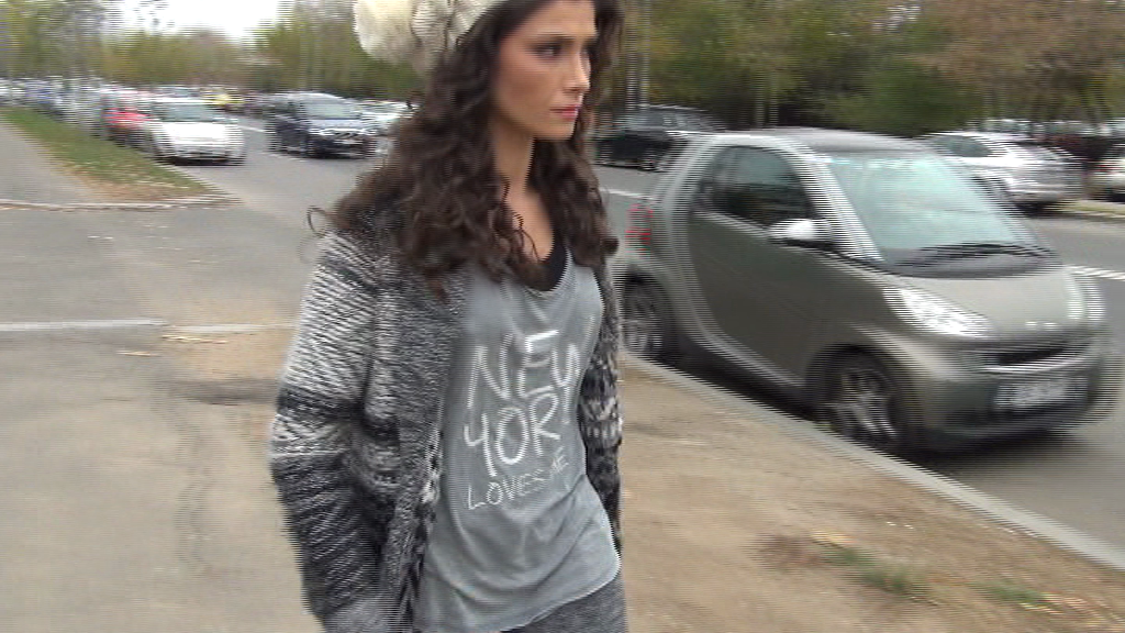 Tristetea se vede clar pe chipul prezentatoarei TV