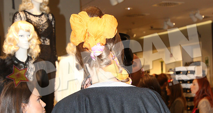 Iulia a venit la un eveniment cu parul prins in esarfe colorate