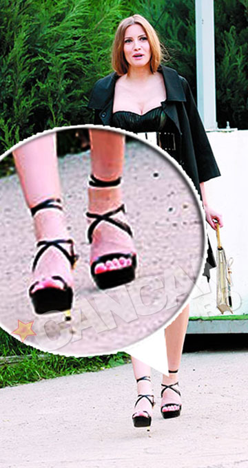 Iulia le critica pe toate vedetele care poarta pantofi cu barete pe glezna