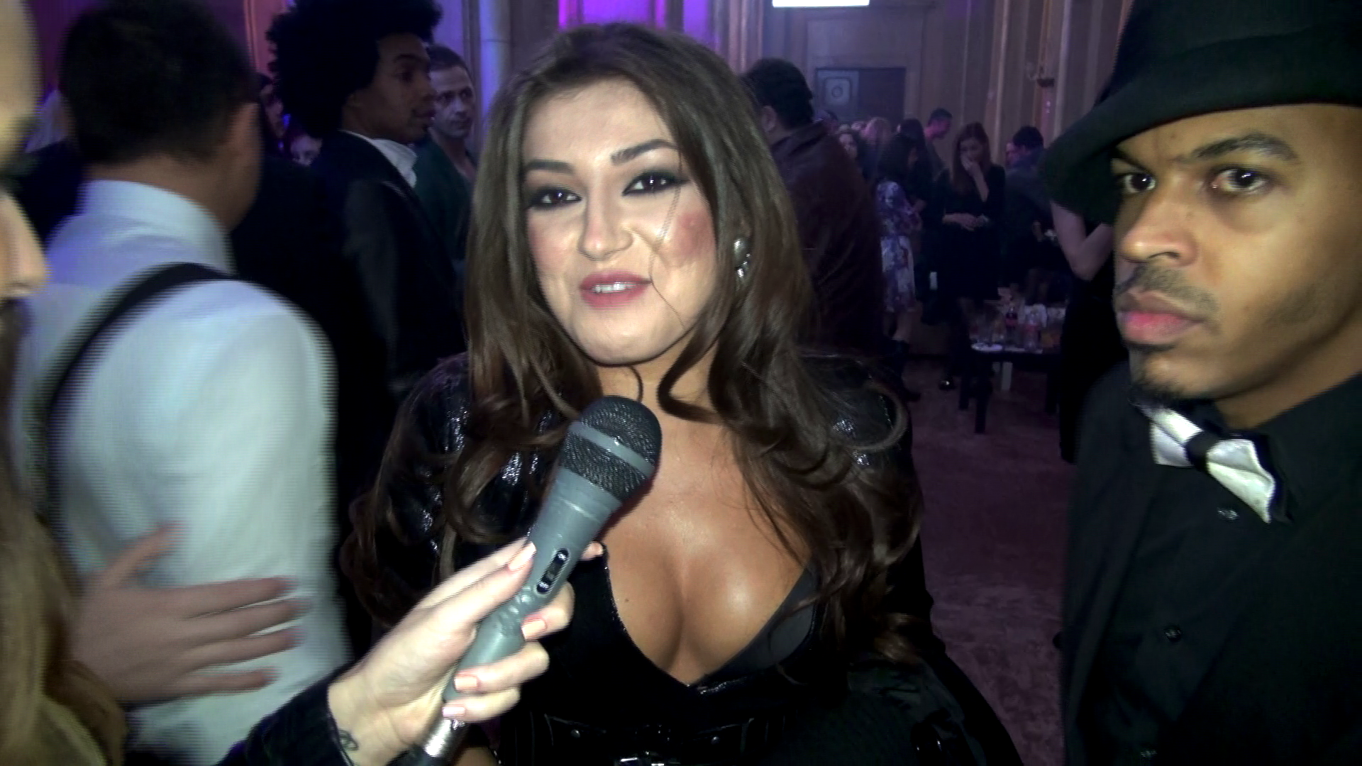 Elena s-a machiat strident pentru a-si ascunde perfectiunile