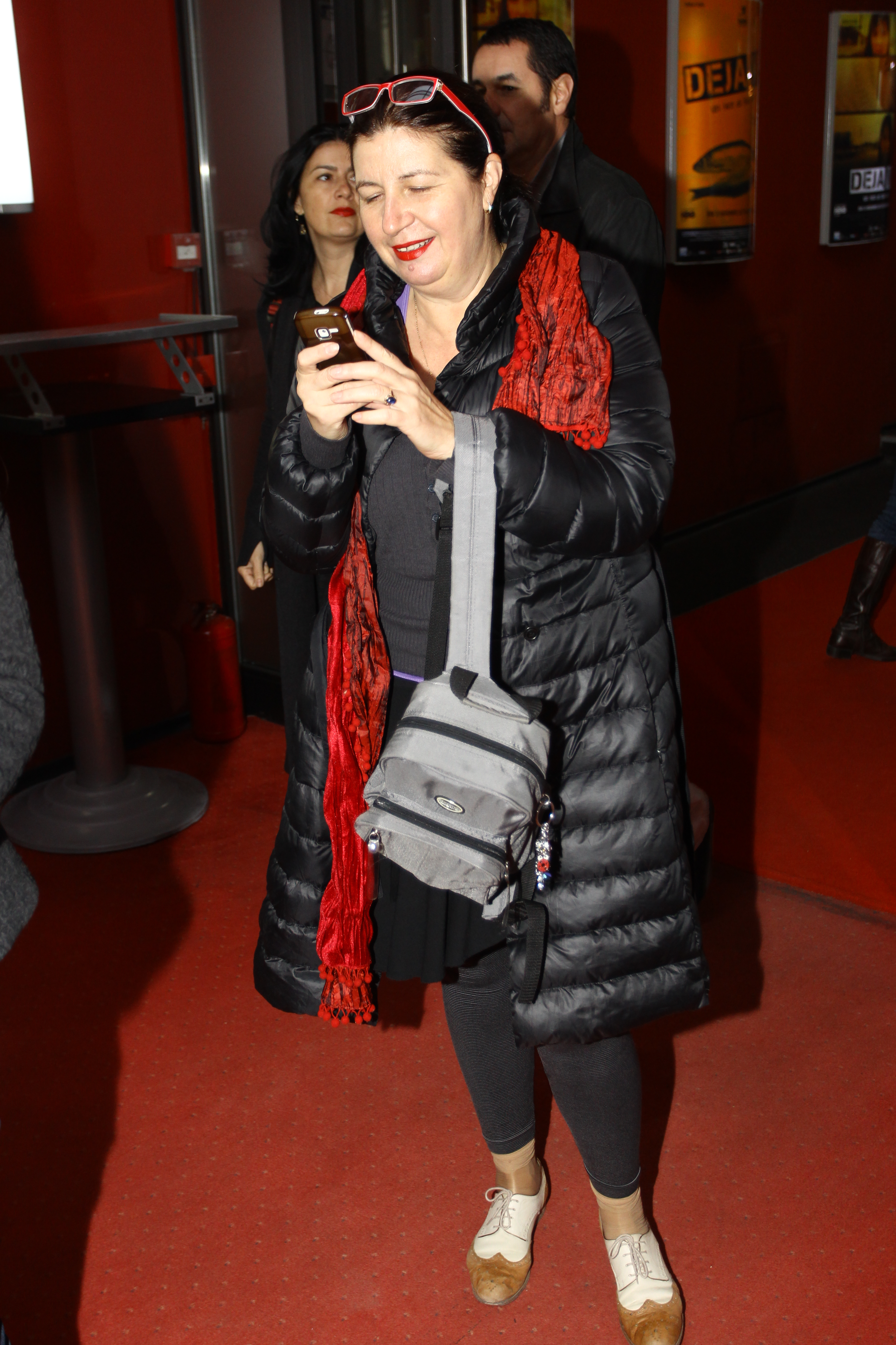 Cu zambetul pe buze, actrita a tot butonat telefonul mobil