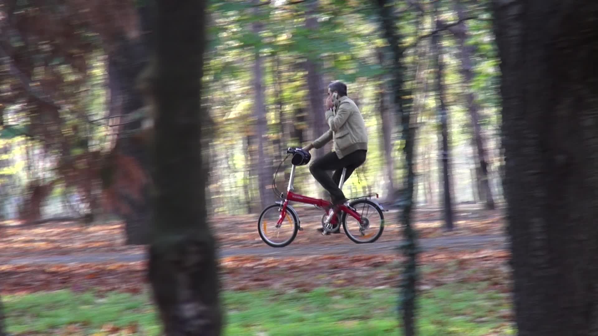 Jurnalistul s-a descurcat bine pe bicicleta chiar daca vorbea la telefon