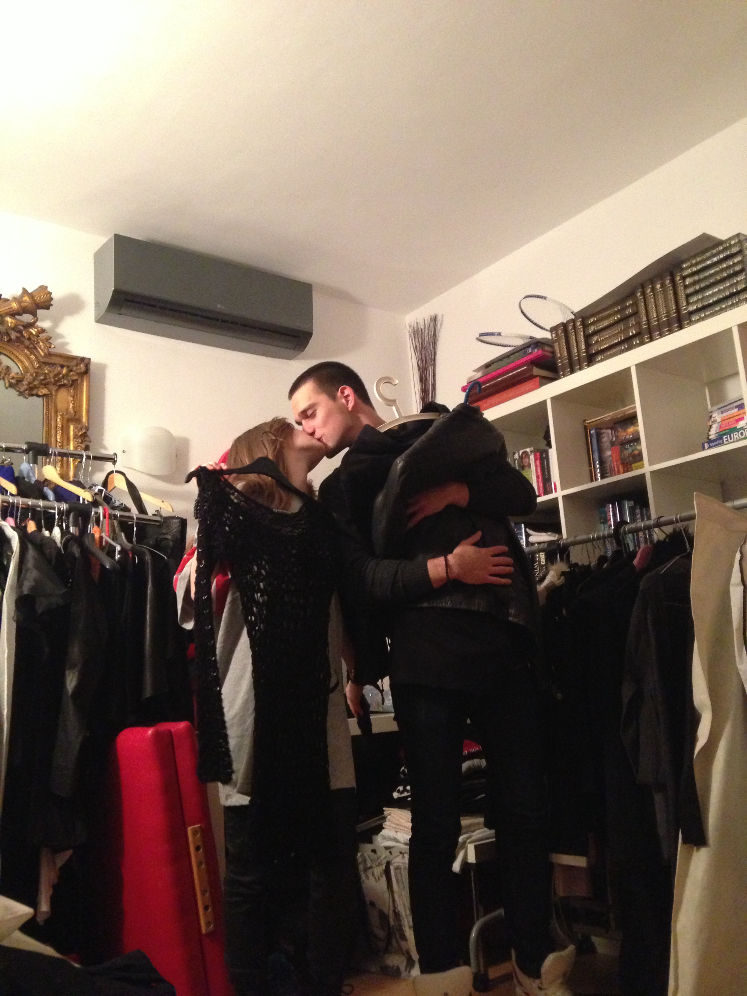 Cei doi indragostiti fac risipa de gesturi tandre