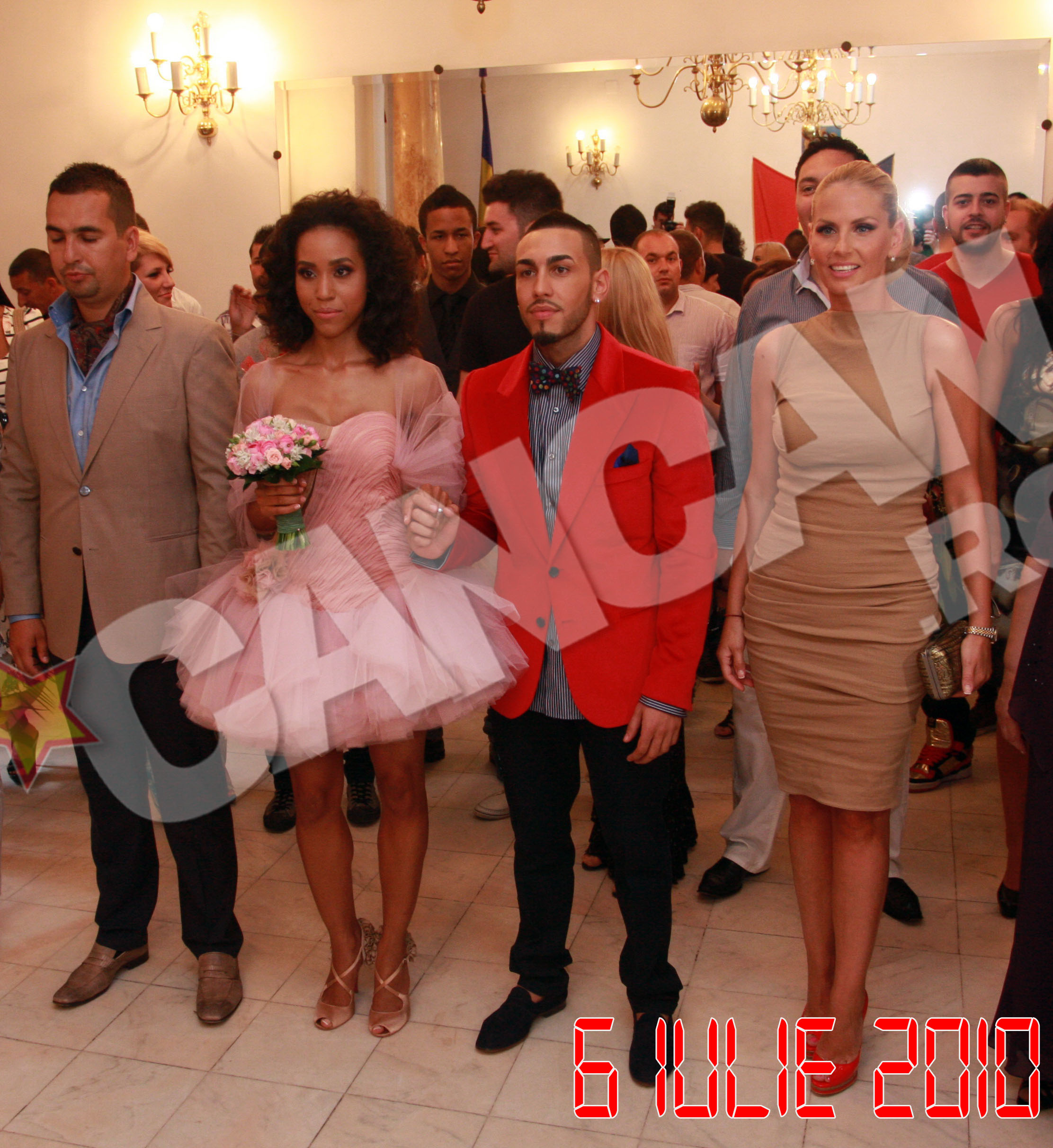 Cei doi au fost emotionati, in timpul cununiei civile