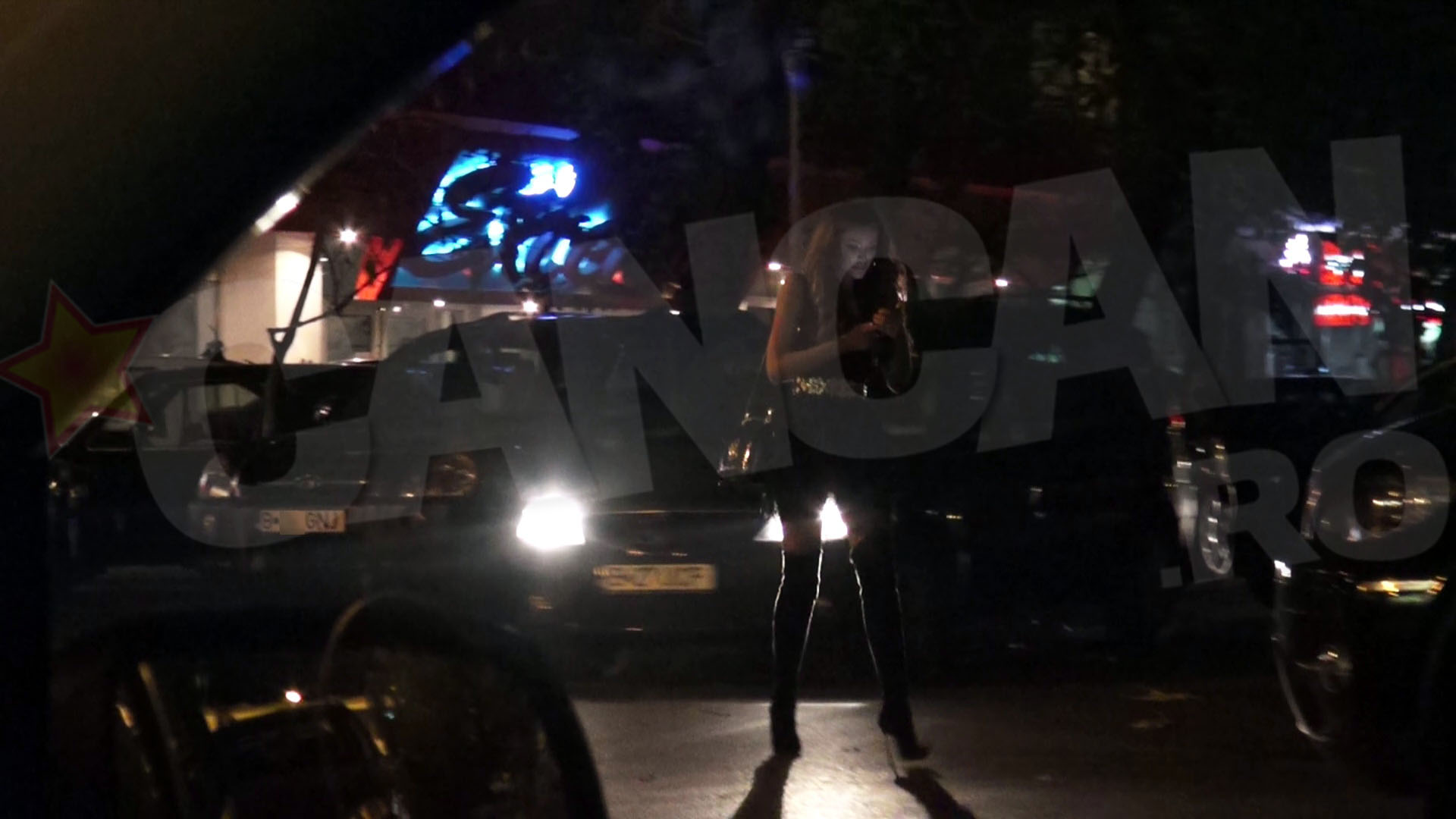 SI cand a traversat strada, tot cu ochii in telefon a stat