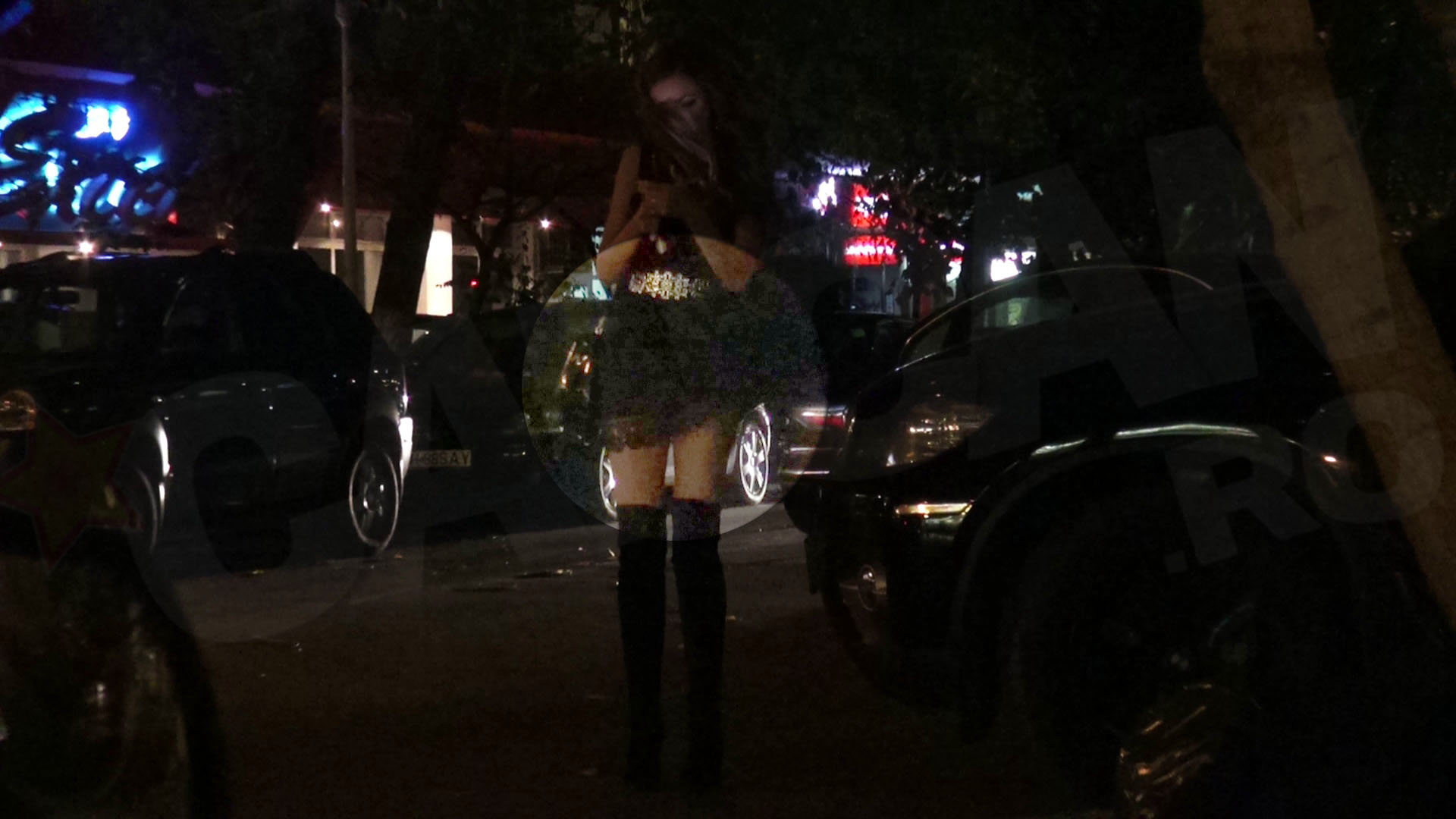 Desi vantul ii tot ridica rochia, Bianca nu s-a sinchisit deloc sa o aseze cu mana