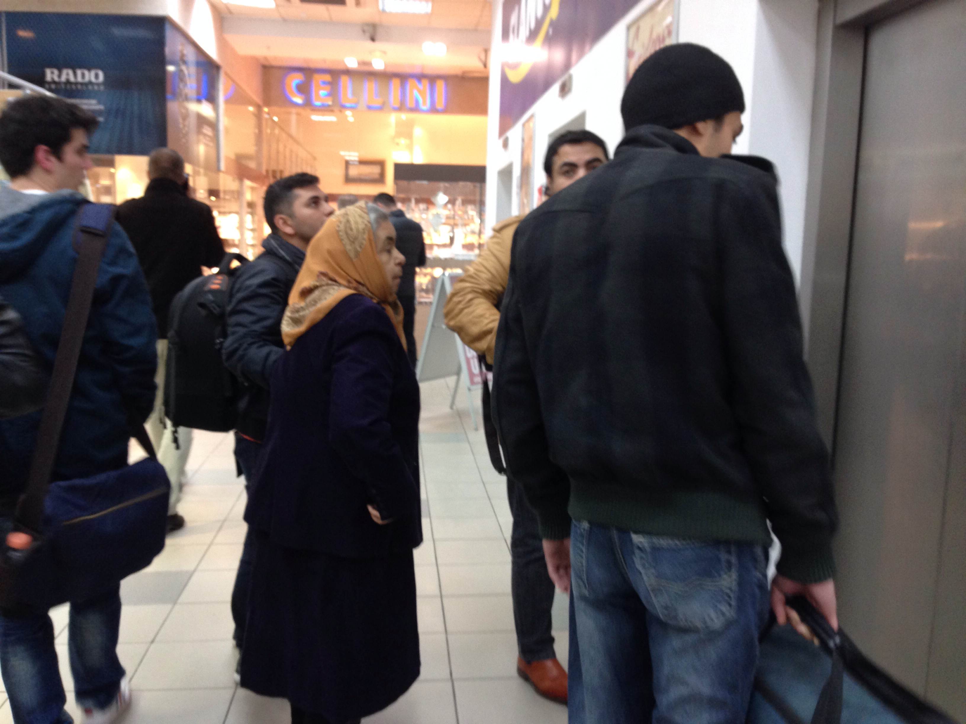 Dan Bursuc a iesit la mall cu mama si cativa prieteni