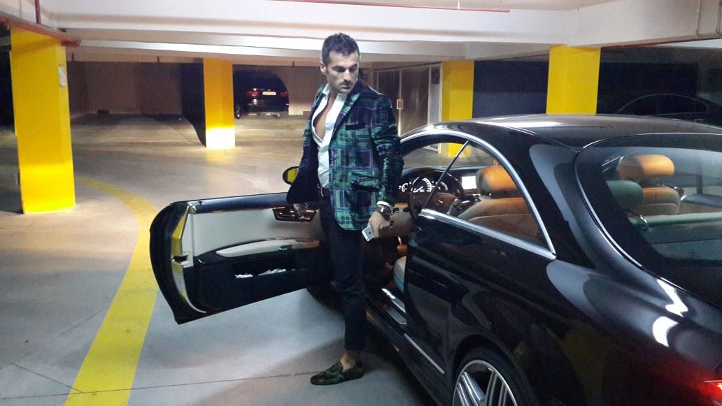 Iulian a ajuns inaintea Andei in parcarea subterana a locuintei cantaretei.