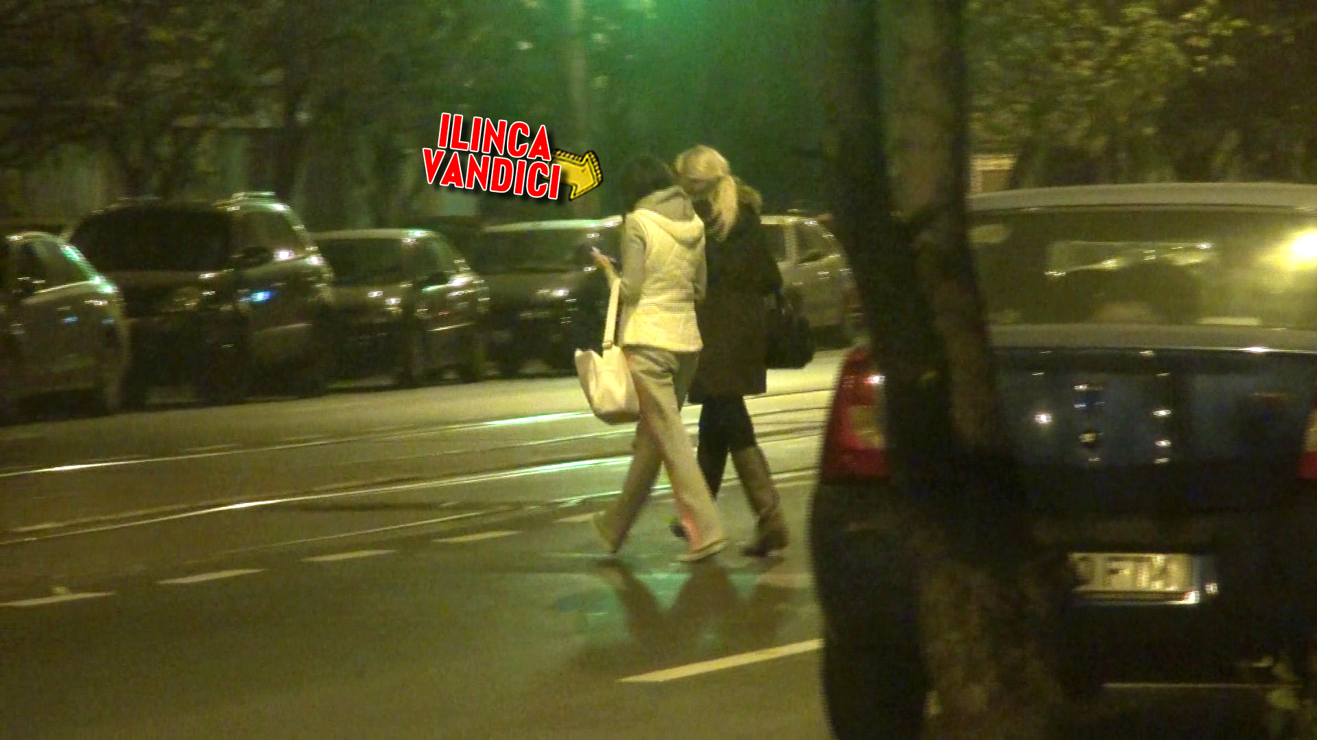 Ilinca isi ia prietena de brat, traverseaza si intra in blocul in care locuieste vedeta