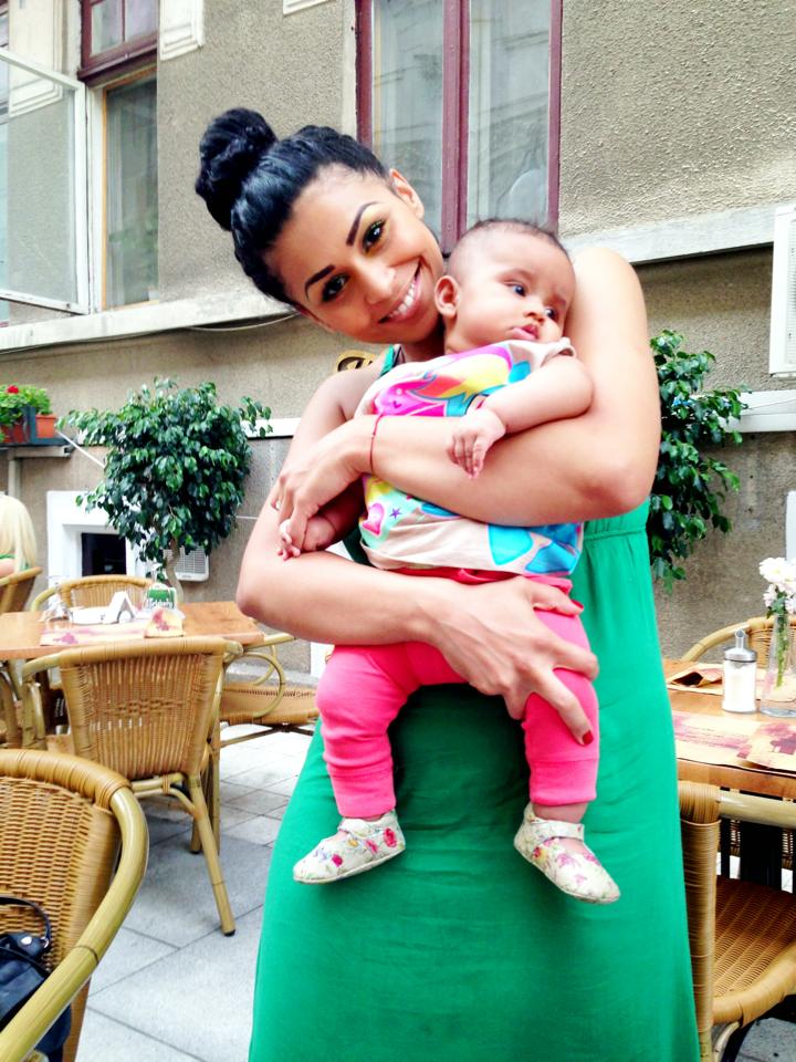 Atunci cand doarme fiica ei, Majda se ocupa de hainutele pe care le vinde