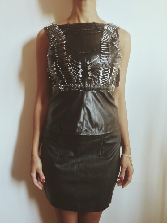 Aceasta este una dintre creatiile Majdei, o bluza neagra cu ace de siguranta