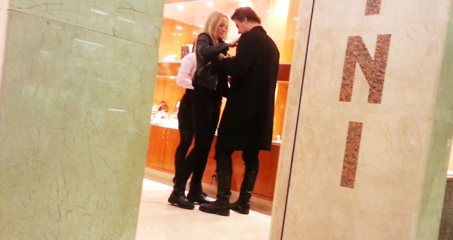 Prezentoarea tv incearca sa-i puna un lant iubitului