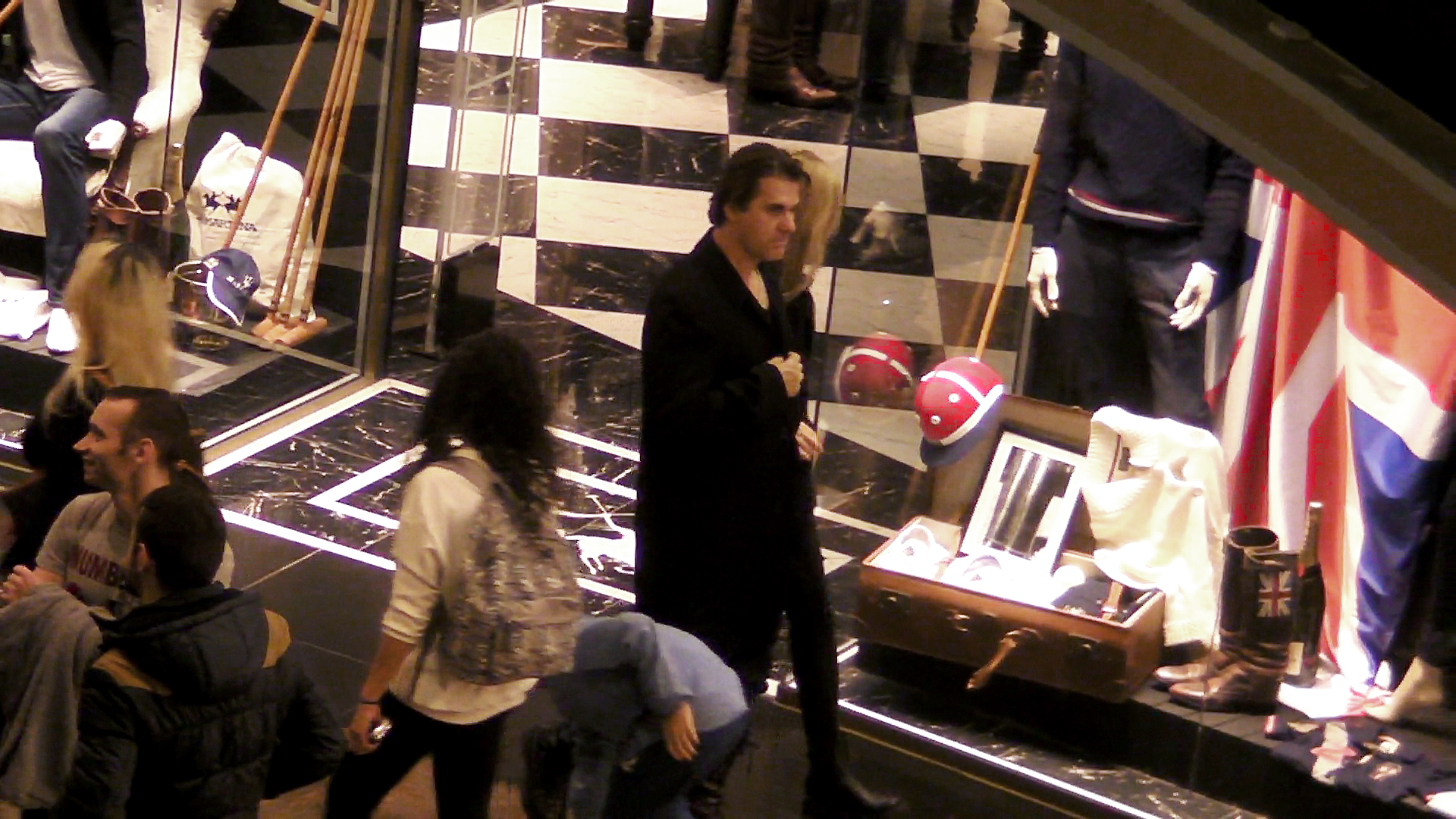 Cantaretul de abia socializeaza cu iubita lui