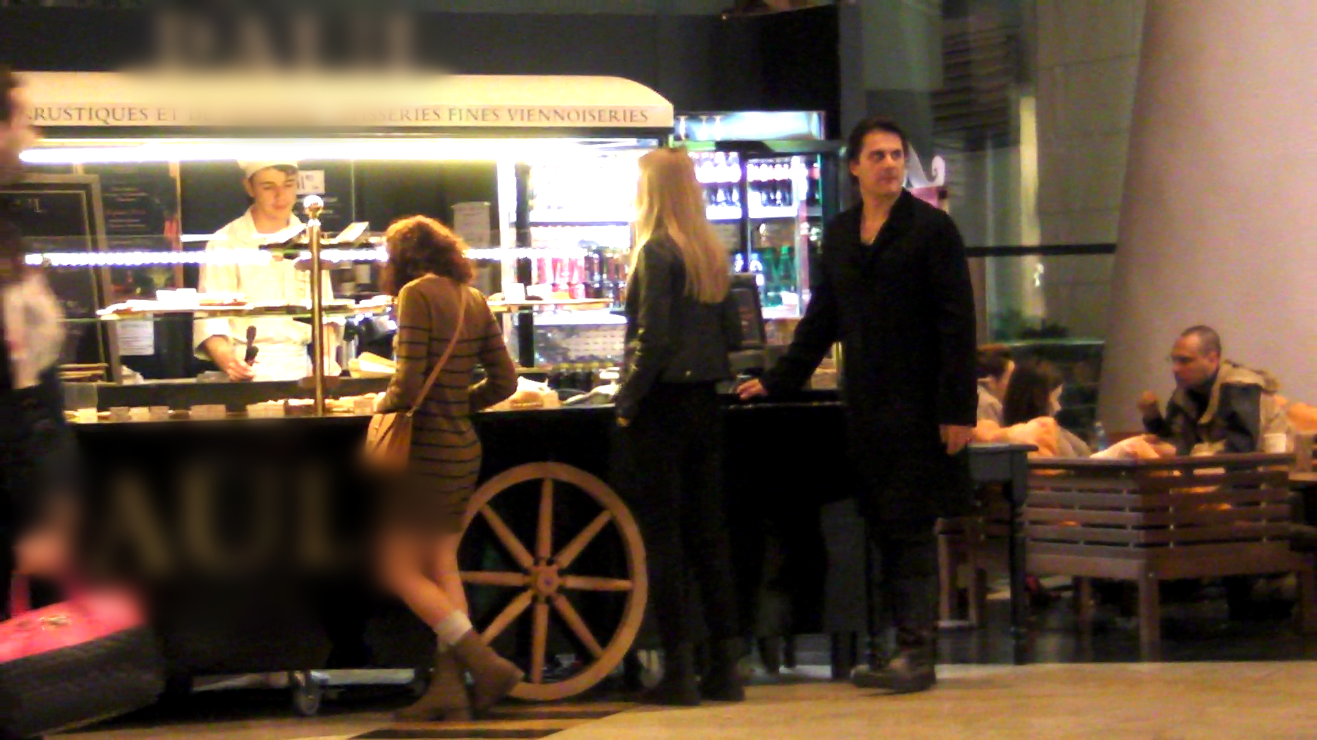 Octavia se opreste la un stand de patiserie