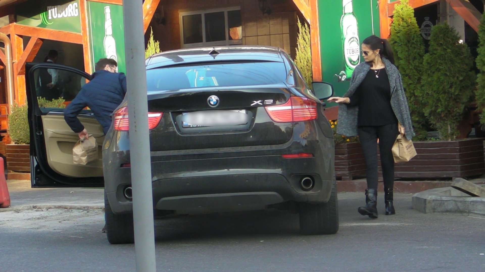 Anca a iesit la cateva secunde, dupa Adi, si ea cu o punga de mici in mana