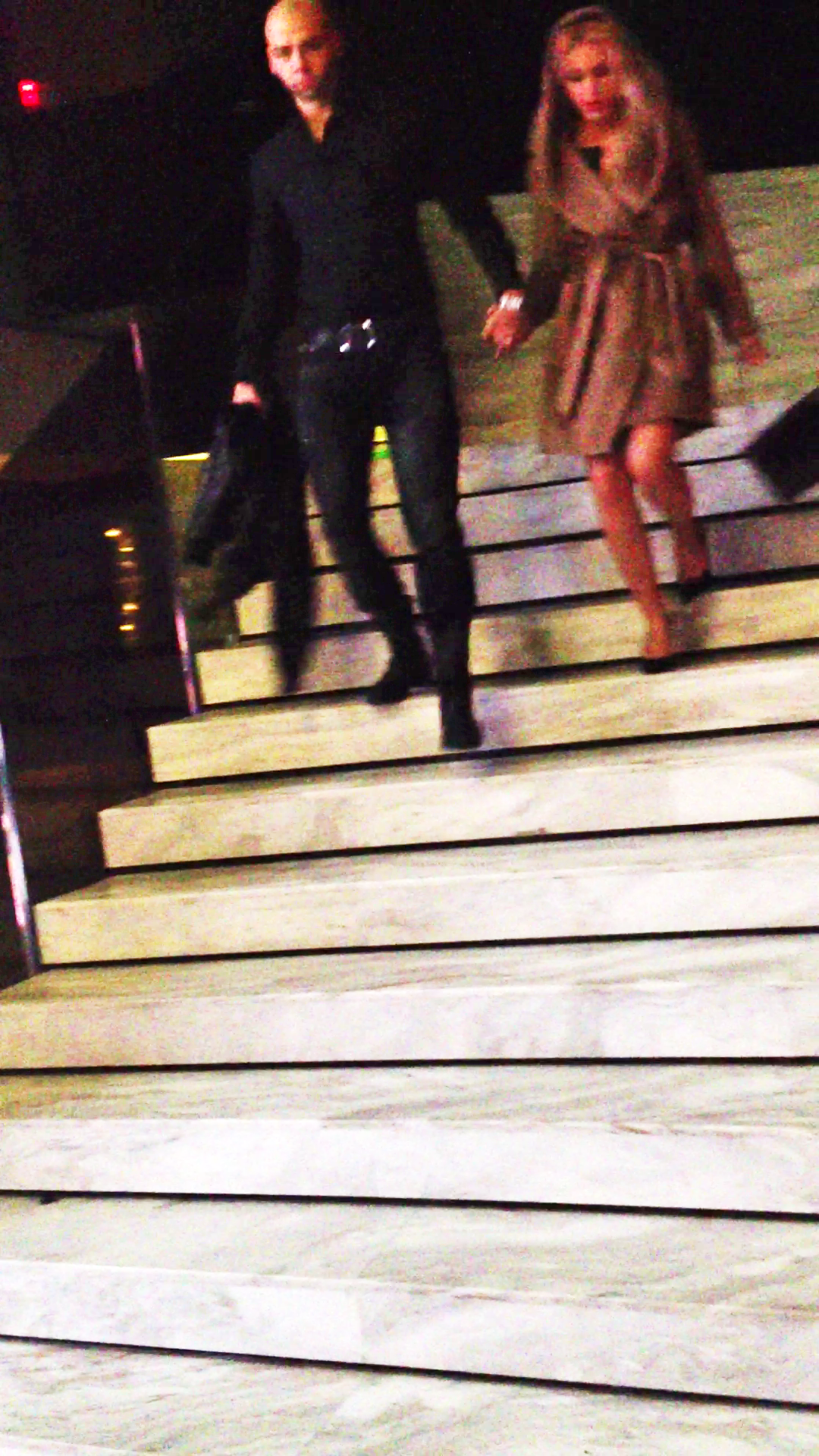 Spre dimineata cei doi parasesc impreuna clubul