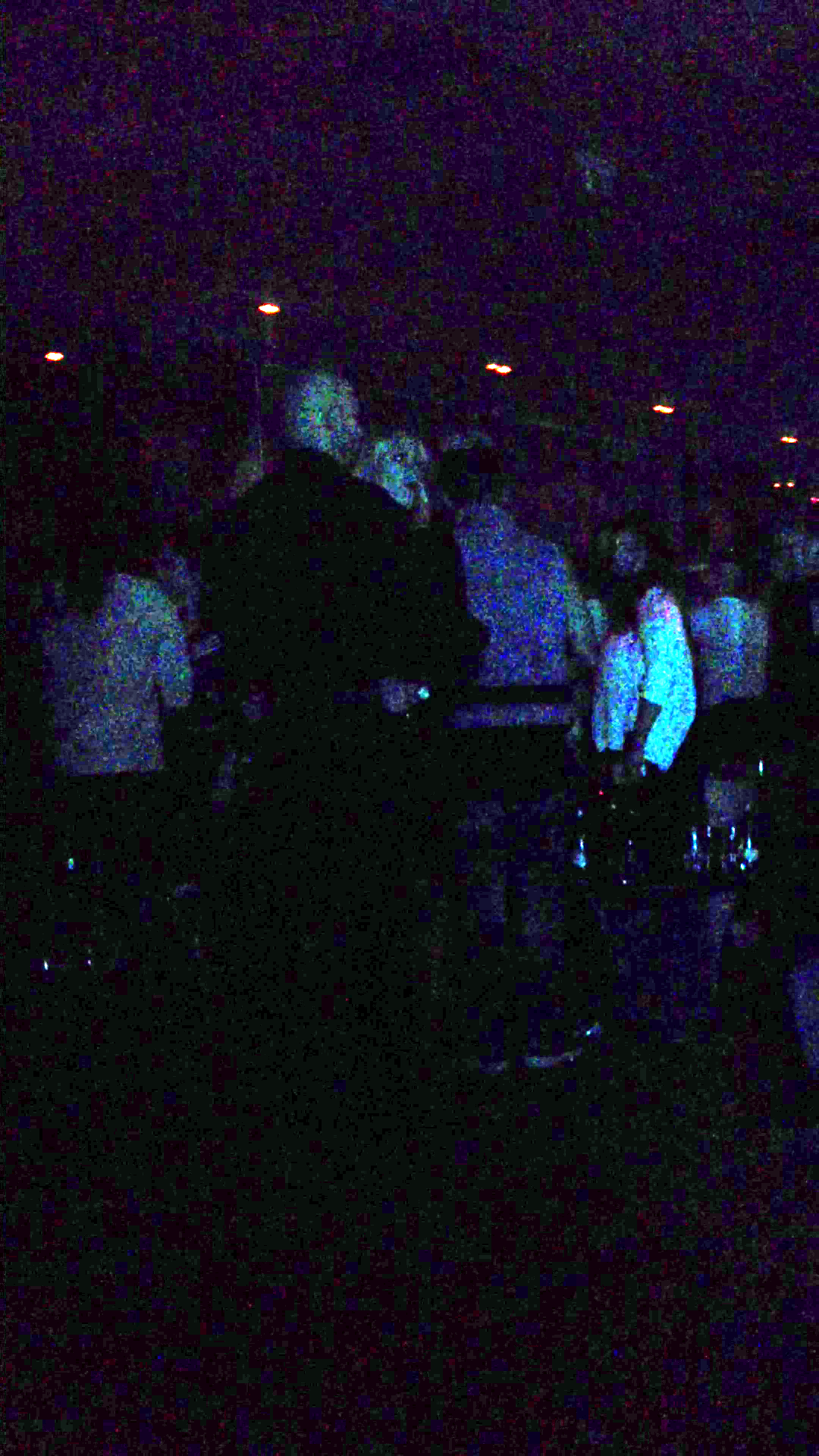 La un moment dat Simina se ridica de la masa si il acompaniaza pe fotbalist