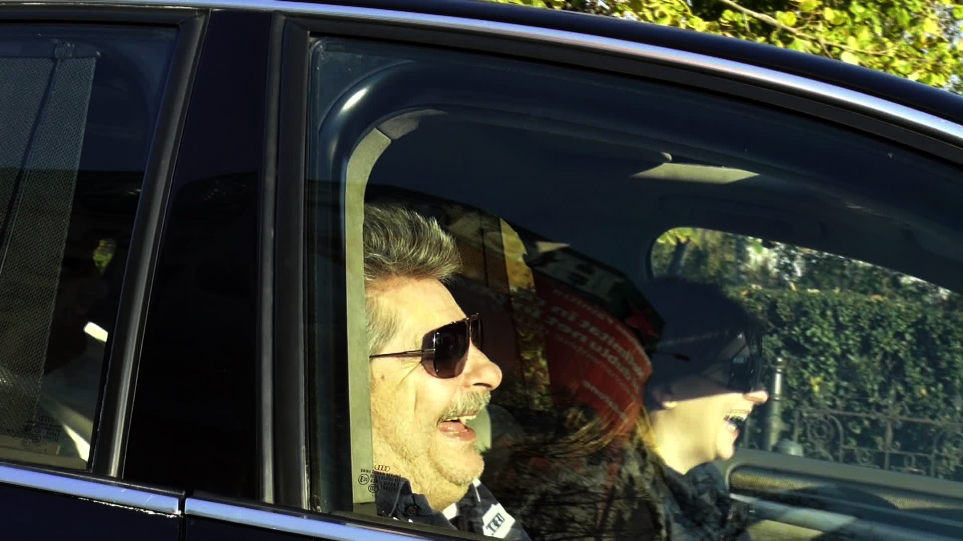 Vantu rade cu pofta, la fel face si fiica sa