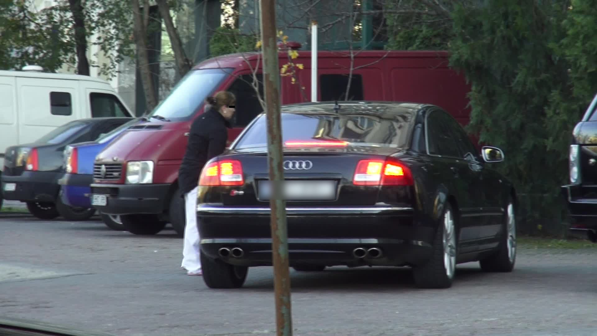 Limuzina opreste in fata unui bloc