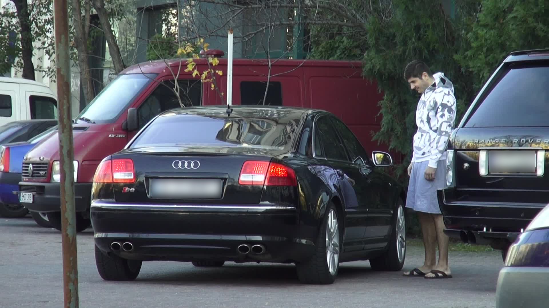 Baiatul omului de afaceri se apropie de masina si ii spune ceva acestuia