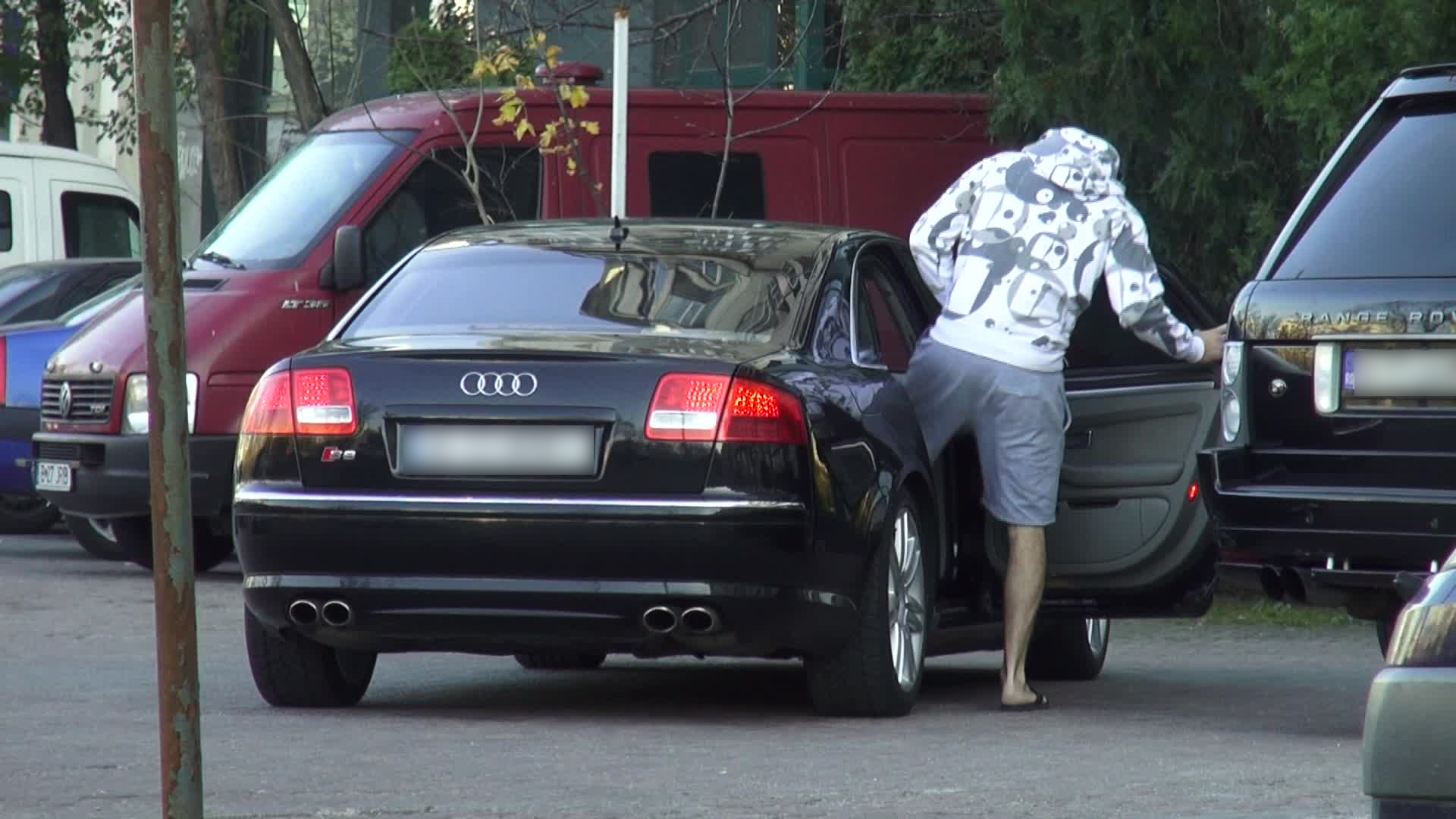 Ionut se urca pe bancheta din spate