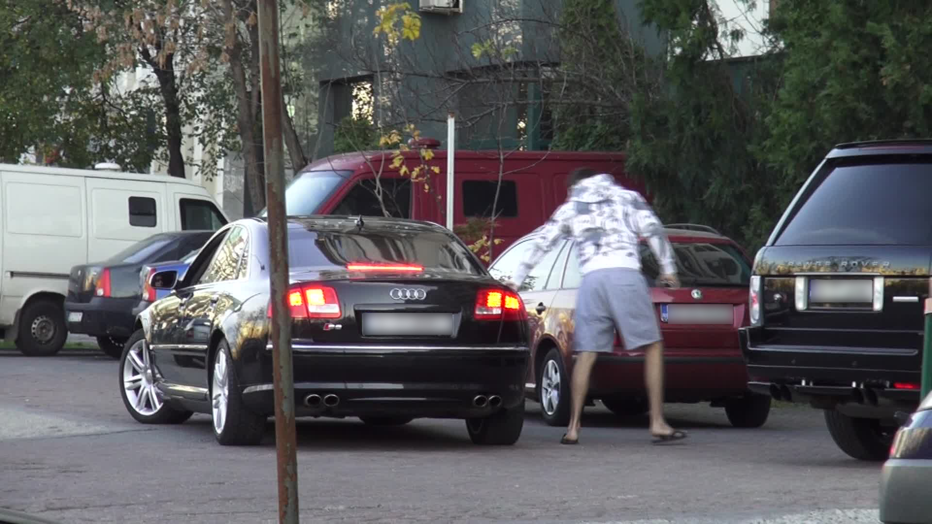 Baiatul afaceristului se intoarce acasa