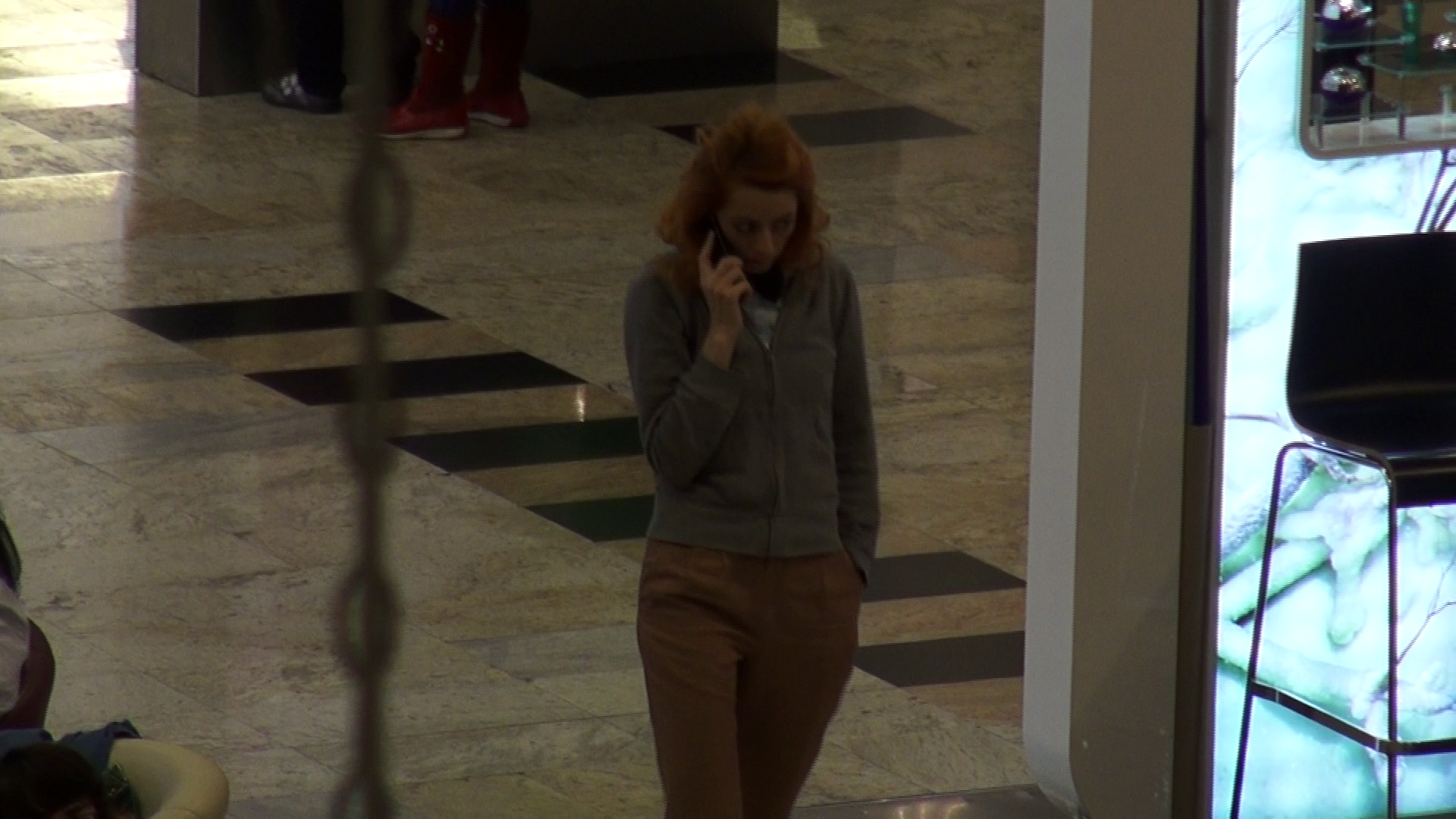 Tanara a iesit din cafenea pentru a vorbi la telefon