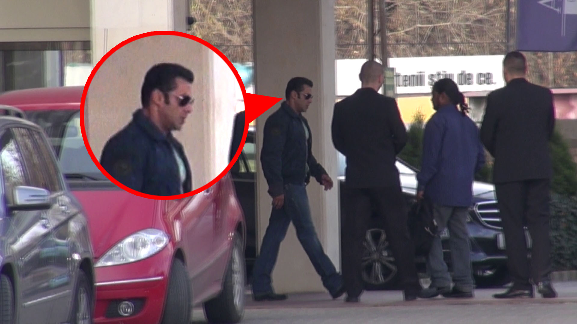 Actorul iese din hotel