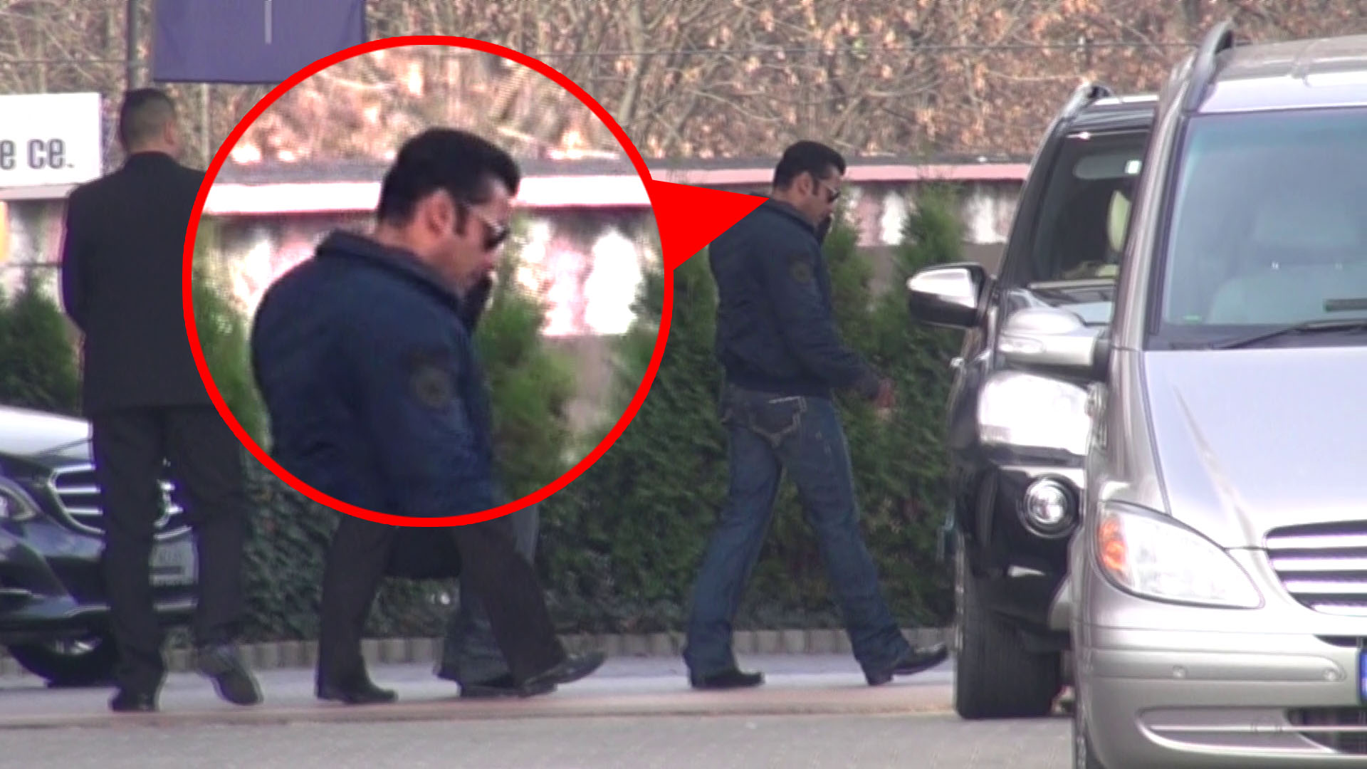 Actorul este insotit de o mare parte din staff-ul lui