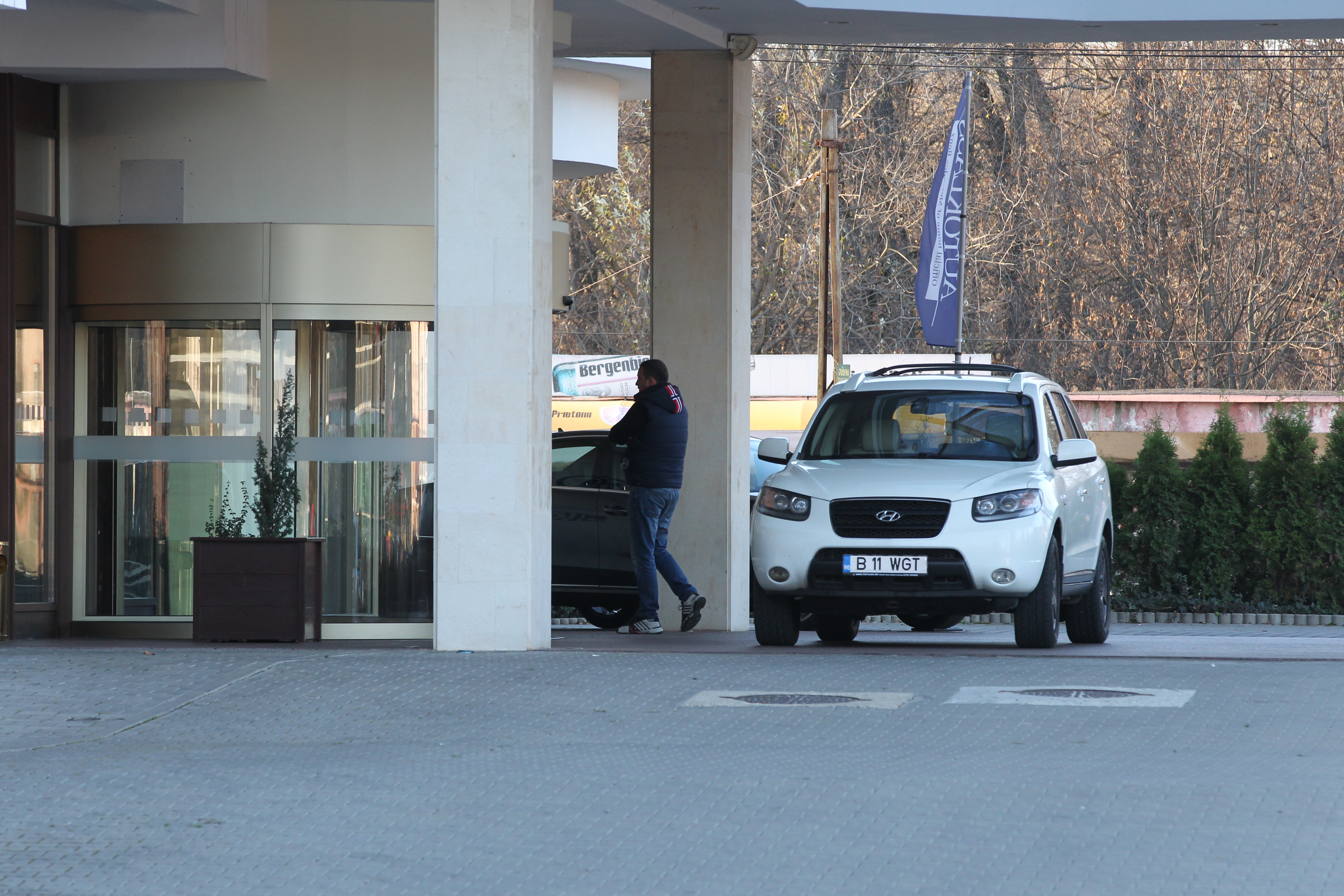 Masina Iuliei esta adusa cat mai aproape de intrarea in hotel