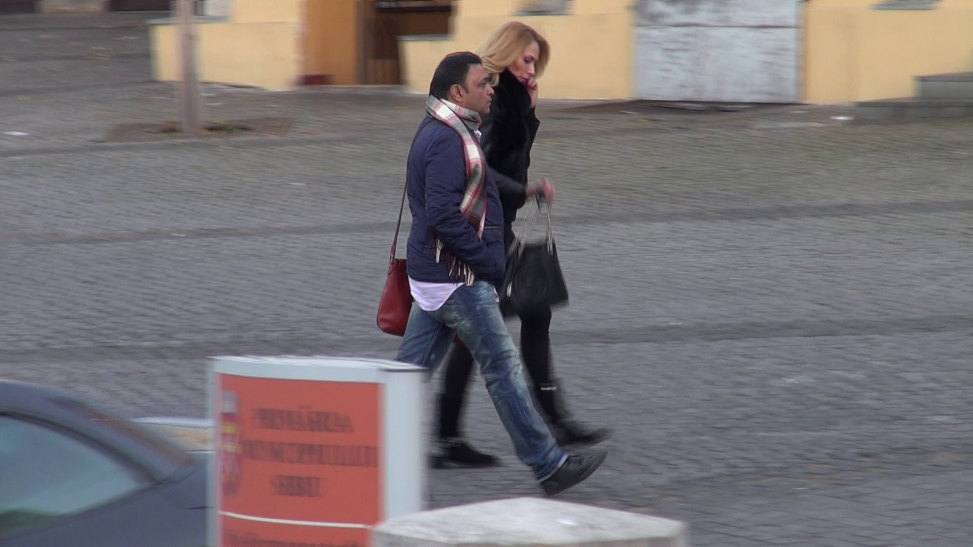Dupa ce am mancat, Iulia si amicul ei au iesit sa se plimbe prin centrul Sibiului