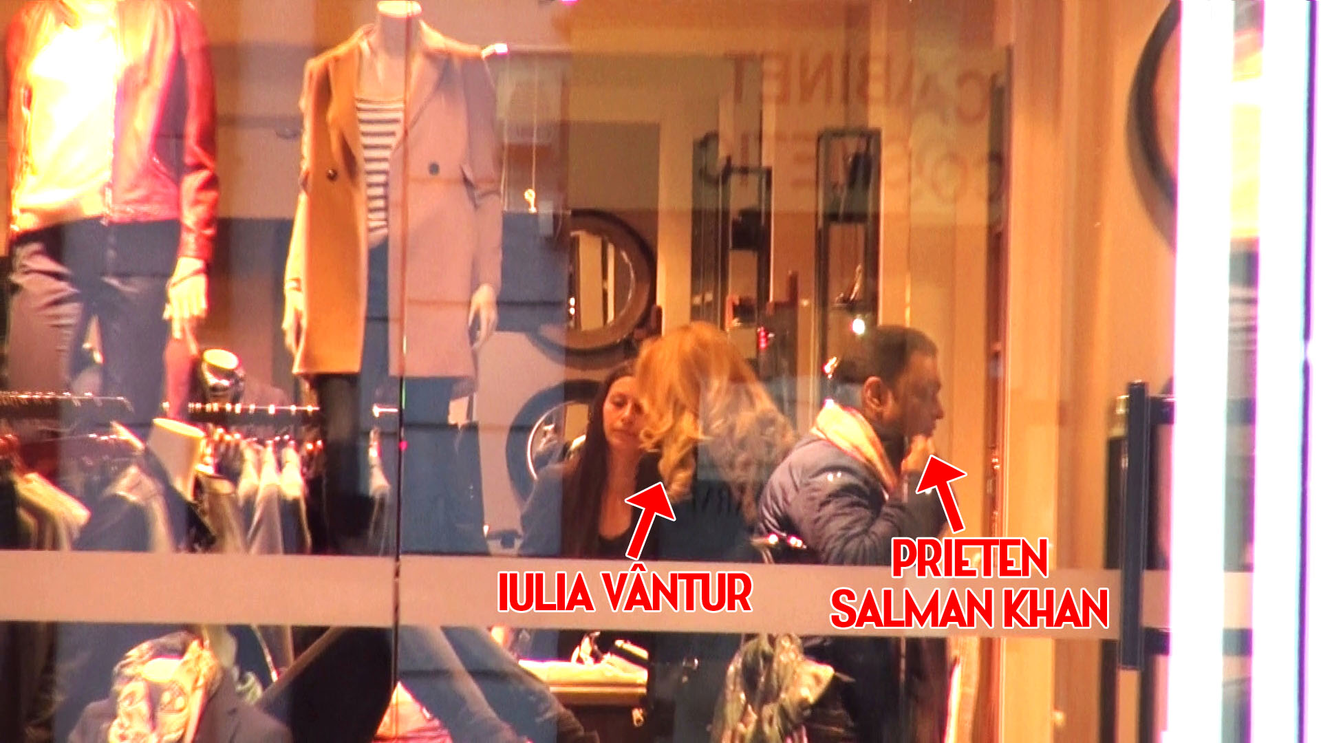 Prezentatoarea tv si indianul intra intr-un magazin cu specific barbatesc